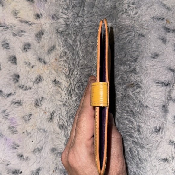 Men’s or Women’s Louis Vuitton Epi Passport Holder in Excellent condition! - Picture 7 of 12